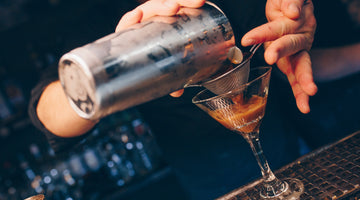 Mejore su juego de coctelería con artículos de bar esenciales para camareros caseros